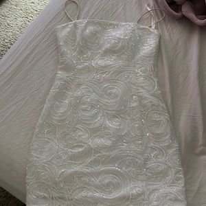 Beautiful white short dress (worn once)